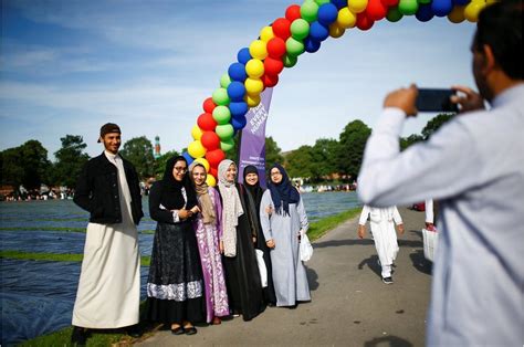 ألوان تزين احتفالات المسلمين حول العالم بعيد الفطر أريبيان بزنس