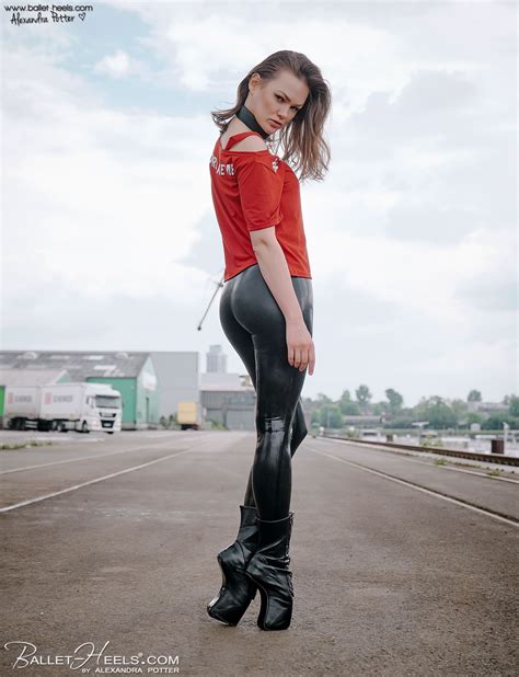 Pin Von Sara Arenz Auf Alexandra Potter Arbeit Outfit Frauen In Leggings Outfit