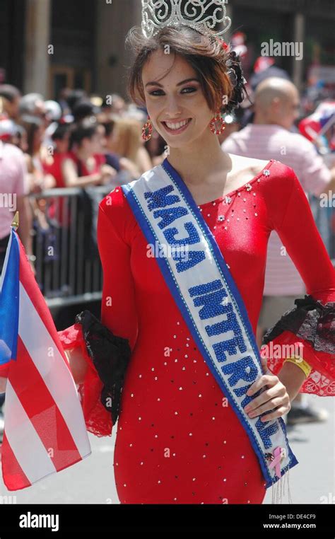 New York City Usa Beauty Queen Along The 5th Avenue During The