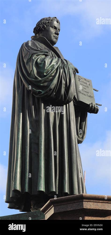 Vista De La Estatua De Martín Lutero En Wittenberg Alemania El 31 De
