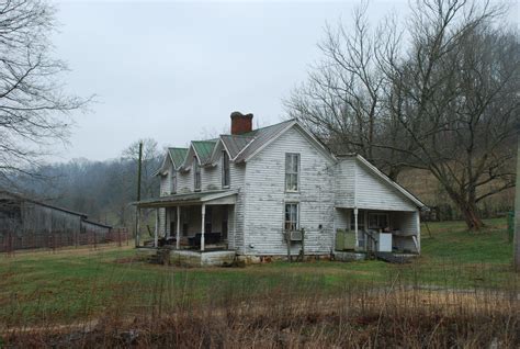 Old farm house in Tennessee | Old farm houses, Abandoned houses