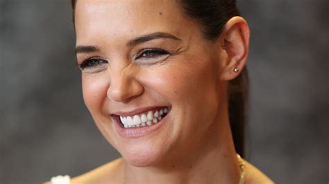 If you missed it, while in boston on friday, katie and adorable daughter suri wore matching outfits for katie's new fashion label holmes & yang. Katie Holmes wird für Dehnungsstreifen von Fans gefeiert ...