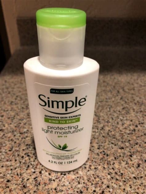 Simple Sensitive Skin Protecting Light Moisturizer Spf 15 Oil Free 4
