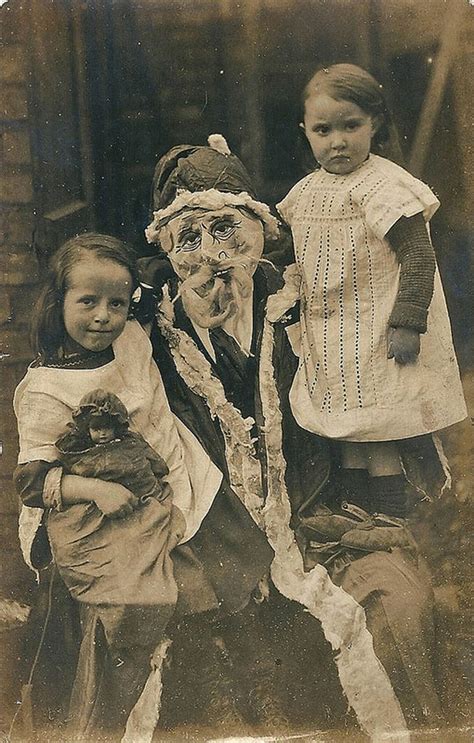Discover The 23 Most Creepy Santa Photos From The Past