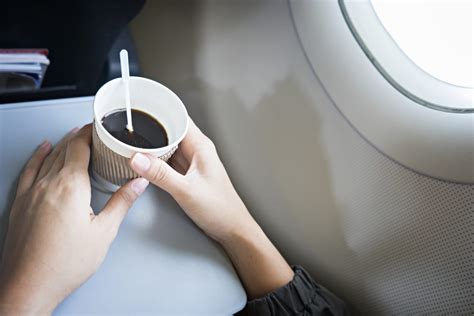 مضيفة طيران تكشف لماذا لا تشرب الشاي أو القهوة على متن الطائرة وطن يغرد خارج السرب