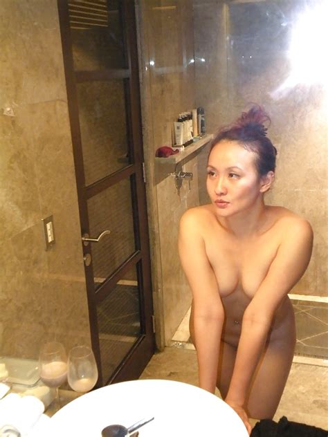 Korean Girl Shows Her Hot Body In Bathroom 10 Bilder