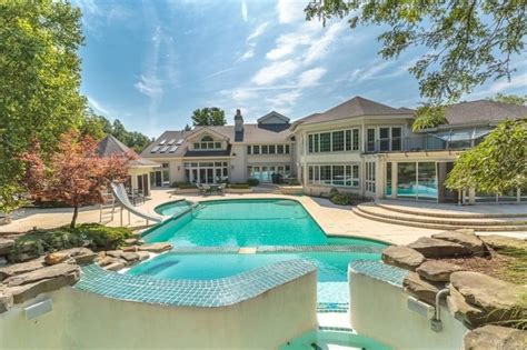 Wenn dann stürme kommen und gehn'. Eminem Lists a Gated Michigan Mansion With all the ...