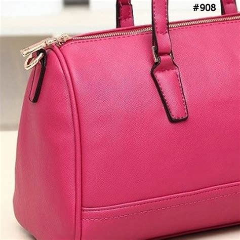 Mendapatkan tas wanita cantik murah dan bagus bisa dilakukan secara online di website ini. Jual TAS KULIT WANITA KEKINIAN IMPORT MURAH | Bukalapak ...