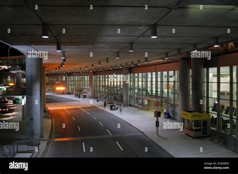 Airport Drop Off Hi Res Stock Photography And Images Alamy