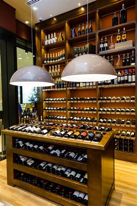 Loja De Vinho Em Shopping Com Berço Em Madeira Jequitibá Tingido Piso