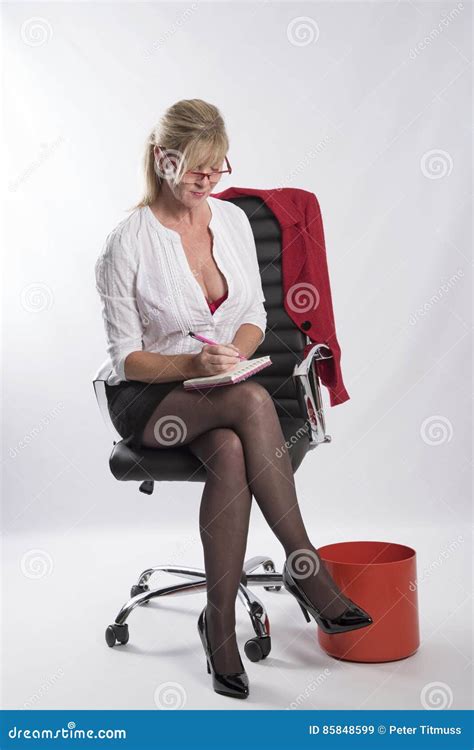 Secrétaire Sexy Reposé Sur Une Chaise De Bureau Image Stock Image Du