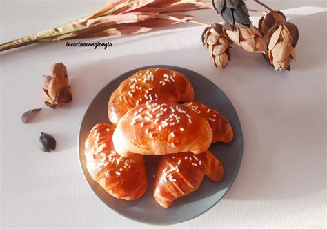 Fare i dolci lievitati da colazione non è sempre facilissi da fare in casa ma oggi voglio darvi una ricetta tutorial molto pratica che vi permetterà di fare i mitici cornetti proprio come quelli delle pasticcerie. Cornetti dolci con esubero di lievito madre ...