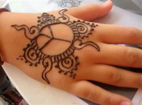 Simple mehndi designs for kids. Simple henna design for kids. By hennaallure (With images ...