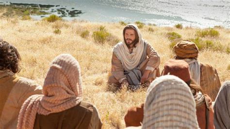 Jesús Se Retiró Con Sus Discípulos A La Orilla Del Mar Y Lo Siguió