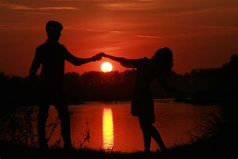 15 Pictures Of Love Couples At Sunset Couple Sunset Wallpapers