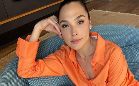 Gal Gadot Flaunts Her Thighs In Peachy Button Down Page 3