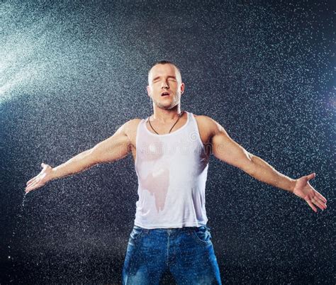 Homme sous la pluie image stock Image du pose séduction
