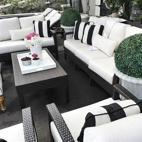 Black and white outdoor patio decor. Working with Black Outdoor Furniture - KOVI