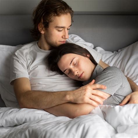 Sint Tico Foto Im Genes De Pareja En La Cama Juntos Lleno