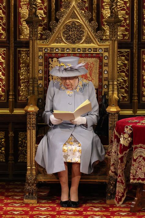 La Emotiva Historia Detrás Del Vestido Que La Reina Isabel Ii Ha