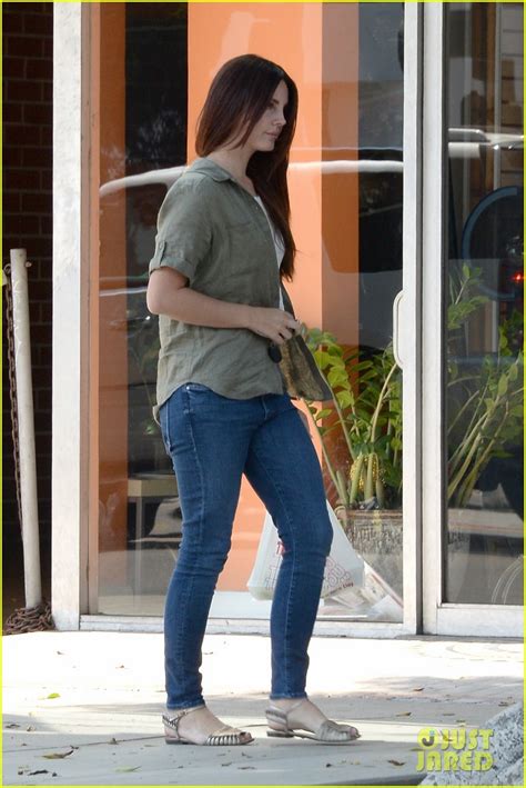 Photo Lana Del Rey Shows Off Her Midriff While Grabbing Lunch505