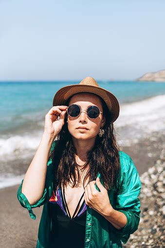 Ładna Pan Asian Travel Girl Relaksująca Się Na Plaży Nad Morzem W Zielonym Pareo Zdjęcia