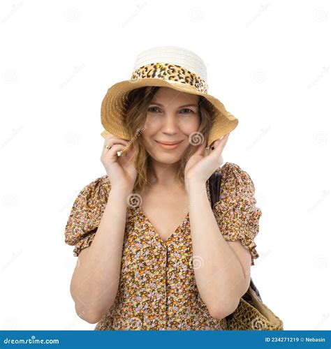 Une Femme De 40 Ans En Chapeau Et Habillée Isolée Sur Fond Blanc Image