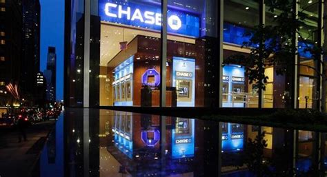 ¹ chase bank has more than 5,000 branches, as well as a network of around 16,000 atms. Breaking up the big banks - POLITICO