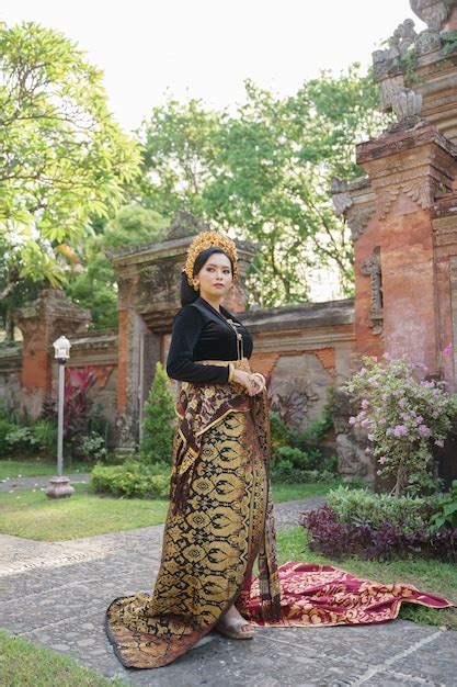 premium photo indonesian woman wearing balinese kebaya and woven cloth