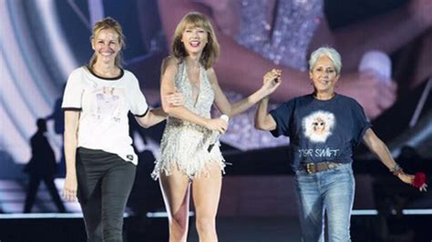 Taylor Swift Joined On Stage By Julia Roberts