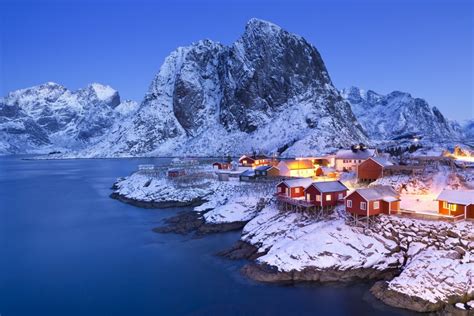 ロフォーテン諸島レーヌの冬の夜明けの風景 ノルウェーの冬の風景 毎日更新！ 北欧の絶景をお届けします Hokuo S