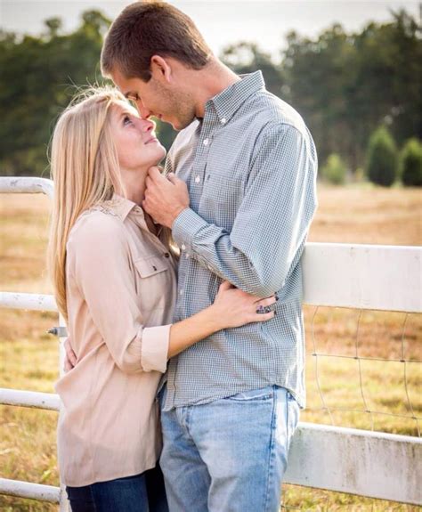 Pin By Lindsey Yoggerst On Photo Ideas Cute Couple Poses Couple