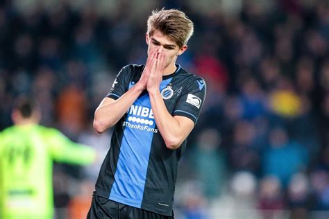 Les joueurs et supporters ont célébré la victoire. Le FC Bruges champion de Belgique: la prime de titre a été ...