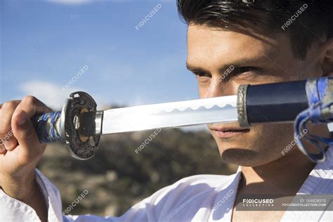 Homem Segurando Espada Katana — Lutador Perigo Stock Photo 164828970
