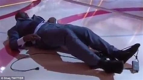 Shaquille O Neal Dresses In Bubble Wrap After His Fall In Tnt S Nba