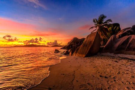 Bei uns finden sie ein passendes einfamilienhaus, reihenhaus, deppelhaushälfte zum kauf in seychellen, in der umgebung, in der sie haus kaufen, seychellen. Anse Source d'Argent Beach bei Sonnenuntergang auf den ...