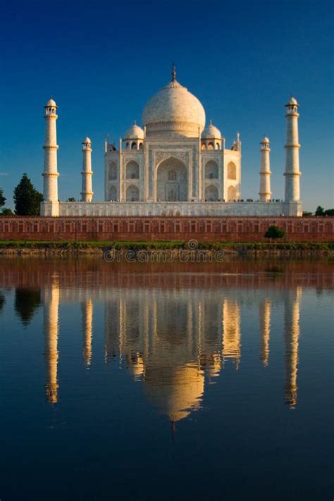 Taj Mahal And River Yamuna Stock Image Image Of Memorial 81185121
