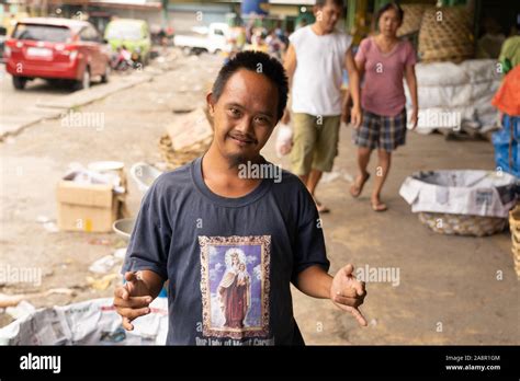 Eine Junge Filipino Junge Mit Down Syndrom Lächeln Und Stellt Mit Seinem Bild Gemacht