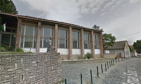 Ugyanakkor megnyugtatott mindenkit, hogy a tűz nem érintette az ott tárolt veszélyes hulladékokat. Diákok is oltották a tüzet a Petzelt József ...