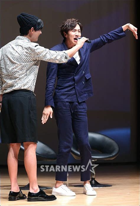 또한 김종국은 어차피 밖에서 이광수 볼 건데 왜 그러냐며 멤버들과 이광수를 덤덤하게 다독였고, 하하는 우리랑 이게 그렇게 하고 싶었냐라며 애잔한 목소리와 눈빛을 발사했는데, 이광수는 이런 게. 영화 쇼케이스에서 모기춤춘 이광수 : 네모판