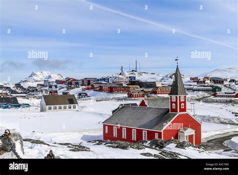 Annaassisitta Oqaluffia Iglesia De Nuestro Salvador Entre La Nieve En El Centro Histórico De