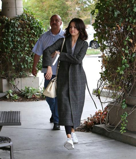 31st Of October 2017 Selena Arriving Panera Bread In Westlake Village