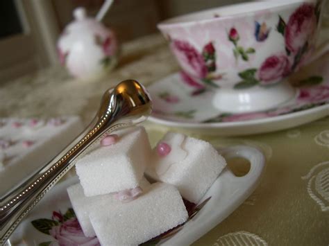 Zollette di zucchero colorate fatte in casa. Zollette di zucchero decorate 'Smart sugar cubes' | Sugar cubes, Afternoon tea