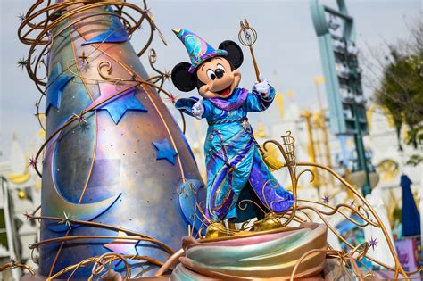 REVISIT A Closeup Look At Obsession Worthy MAGIC HAPPENS Parade At Disneyland MouseInfo Com