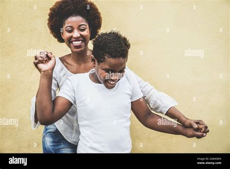 Feliz Madre Joven Divirtiéndose Con Su Hijo Mamá Jugando Y Bailando