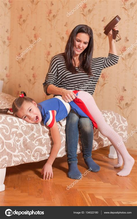 Мать пытается ударить дочь ремнем стоковая фотография Nomadsoul1