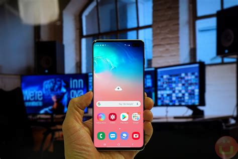 Samsung Embraces The Galaxy S10s Punch Hole Display With New Wallpapers