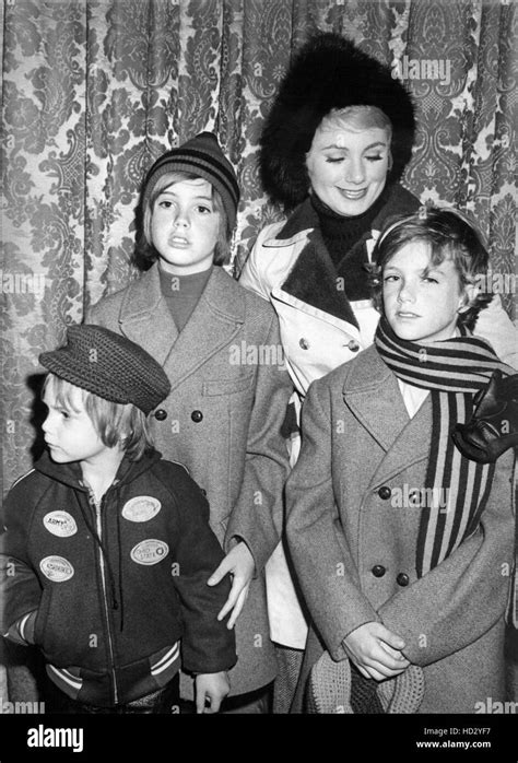 Shirley Jones Avec Fils Ryan Cassidy Shaun Cassidy Et Patrick Cassidy à Hollywood Party De Noël