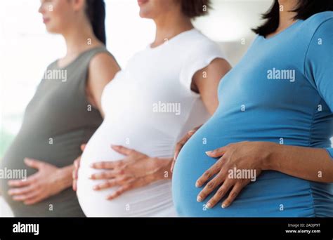 las mujeres embarazadas la celebración de sus abdómenes hinchados estas mujeres son todas de 8