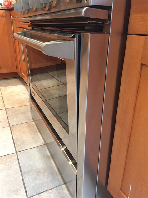 Oven won't heat or not working? I have a GE monogram stove ZDP36N6H5SS and the door doesn ...